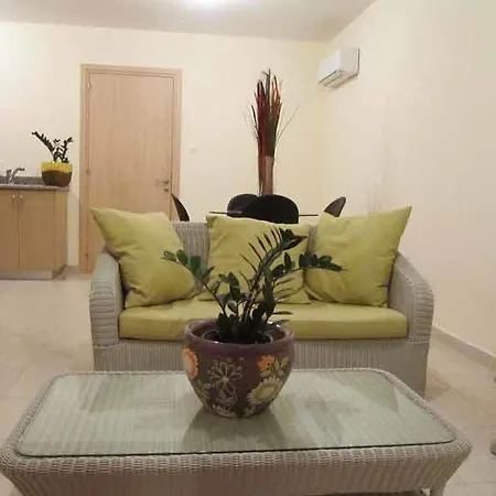 Chara Parnitha A11 باراليمني